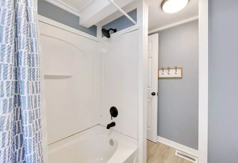 Nautical Akron Cottage W/ Sunroom + Lake Views!