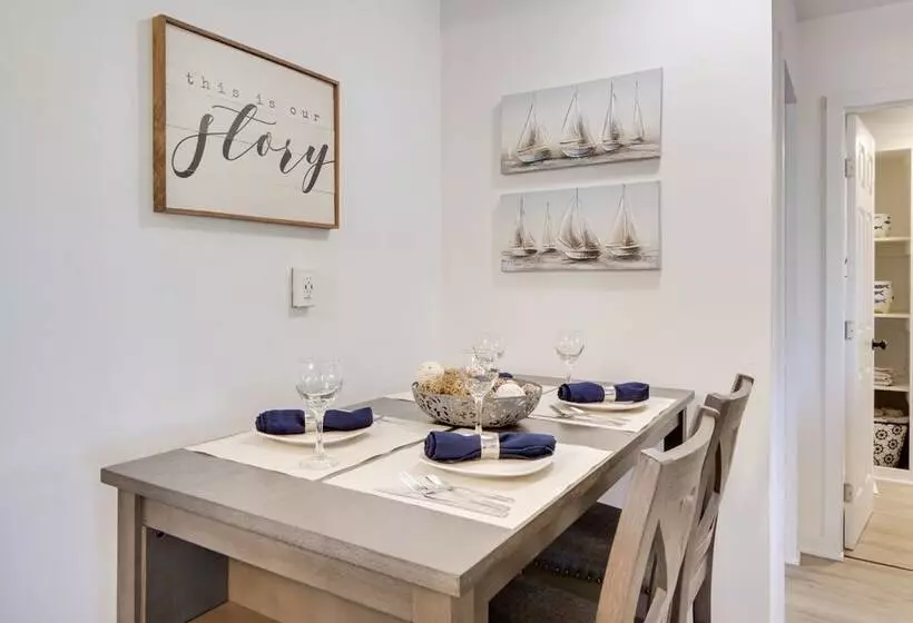 Nautical Akron Cottage W/ Sunroom + Lake Views!