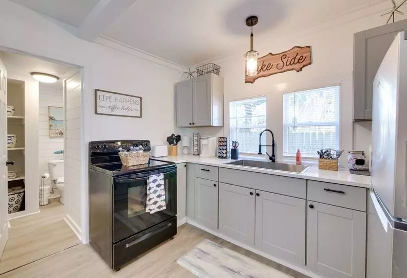 Nautical Akron Cottage W/ Sunroom + Lake Views!