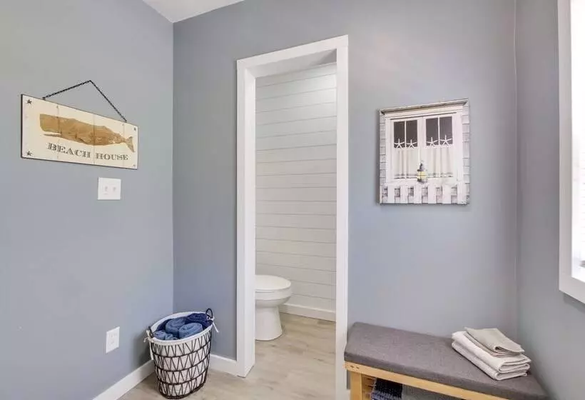 Nautical Akron Cottage W/ Sunroom + Lake Views!