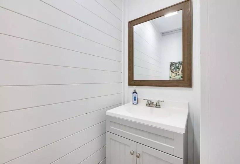 Nautical Akron Cottage W/ Sunroom + Lake Views!