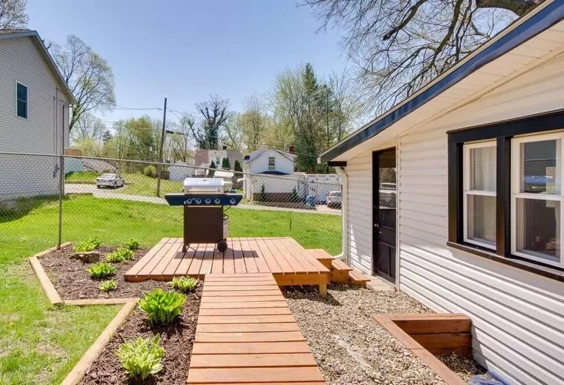 Nautical Akron Cottage W/ Sunroom + Lake Views!