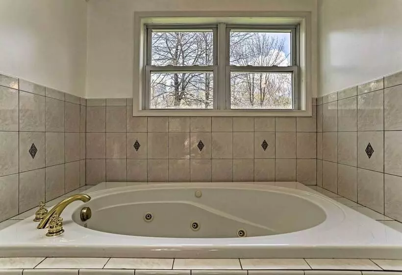 Peaceful Long Pond Home W/ Private Hot Tub!