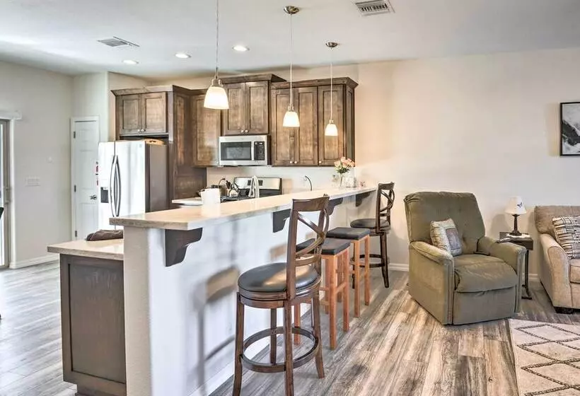 Pet Friendly Retreat   1 Block To Colorado River!