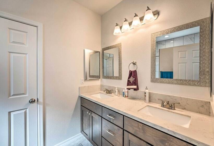 Pet Friendly Retreat 1 Block To Colorado River!