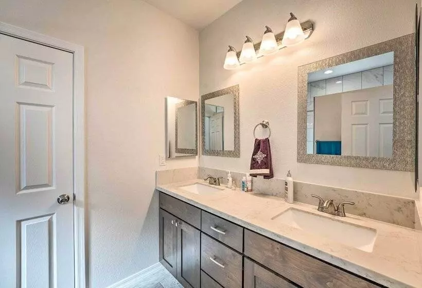 Pet Friendly Retreat   1 Block To Colorado River!