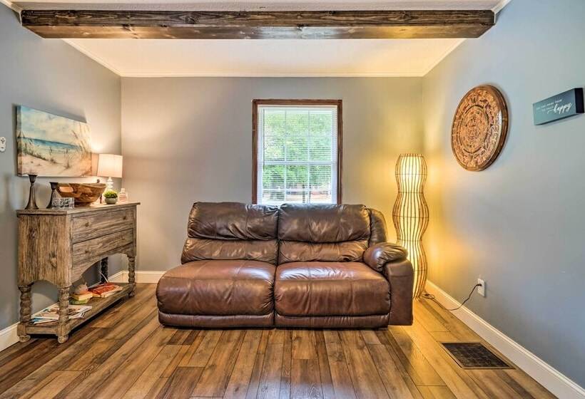 Pet Friendly Wilmington Home ~ 5 Mi To Beach!