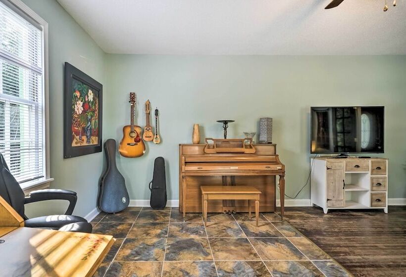 Pet Friendly Wilmington Home ~ 5 Mi To Beach!