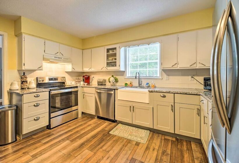 Pet Friendly Wilmington Home ~ 5 Mi To Beach!