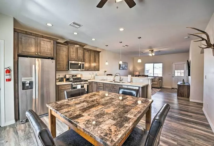 Pet Friendly Retreat   1 Block To Colorado River!