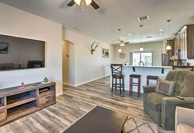 Pet Friendly Retreat   1 Block To Colorado River!
