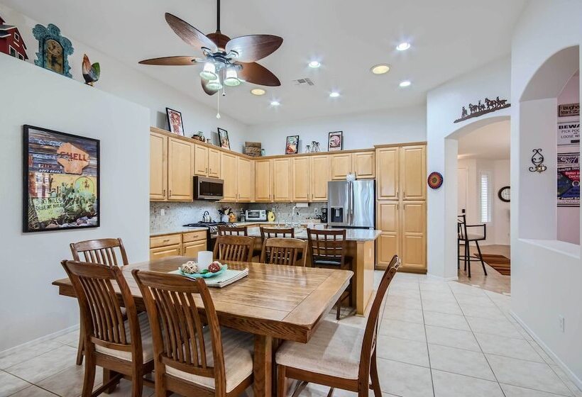 Phoenix Retreat W/ Heated Pool, Gas Grill & Yard!