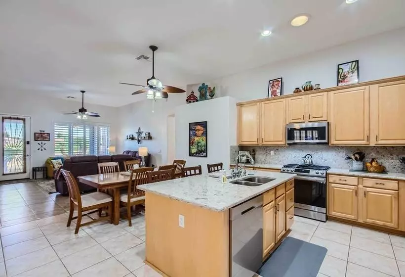Phoenix Retreat W/ Heated Pool, Gas Grill & Yard!