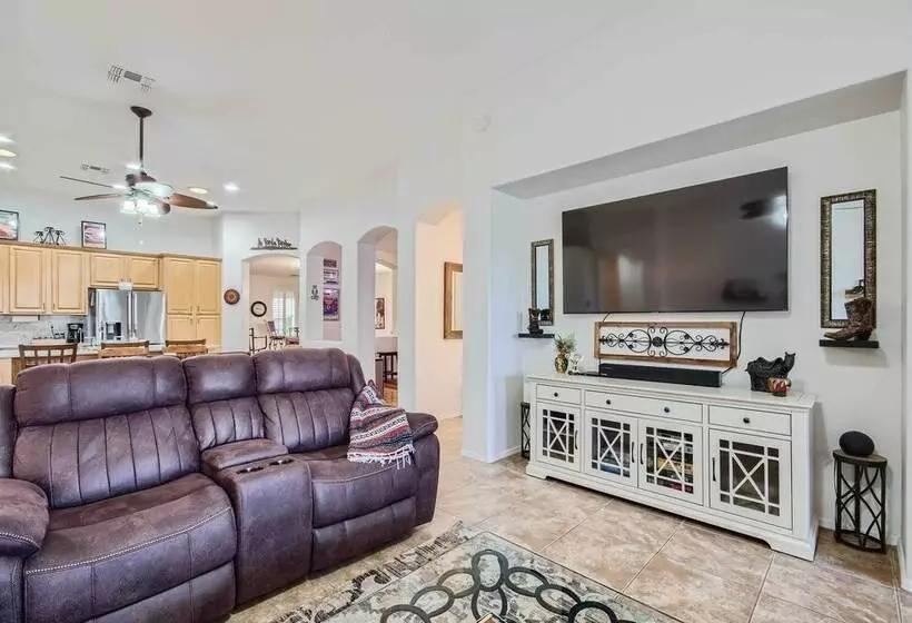 Phoenix Retreat W/ Heated Pool, Gas Grill & Yard!