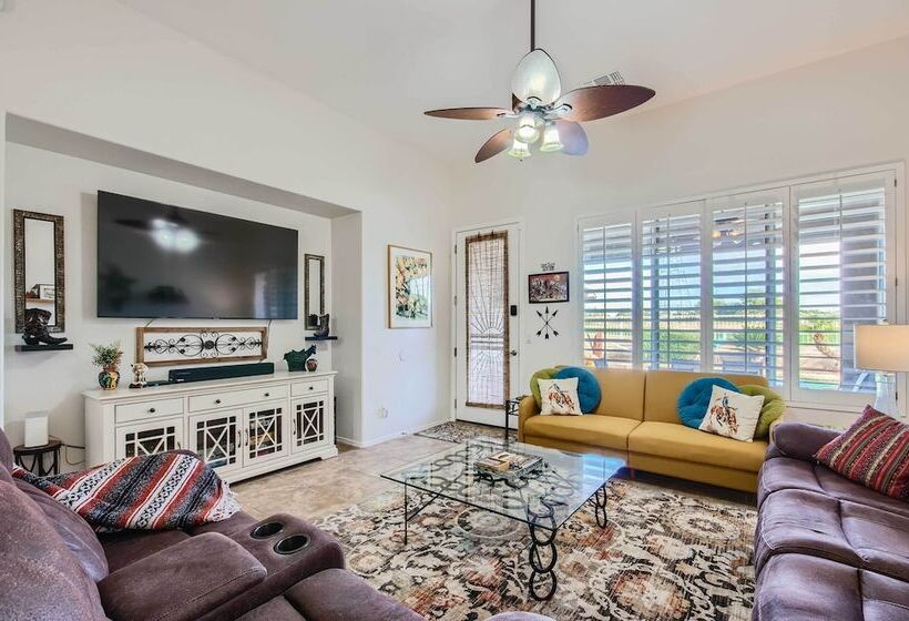 Phoenix Retreat W/ Heated Pool, Gas Grill & Yard!