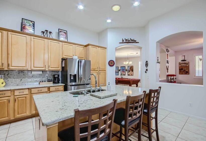 Phoenix Retreat W/ Heated Pool, Gas Grill & Yard!
