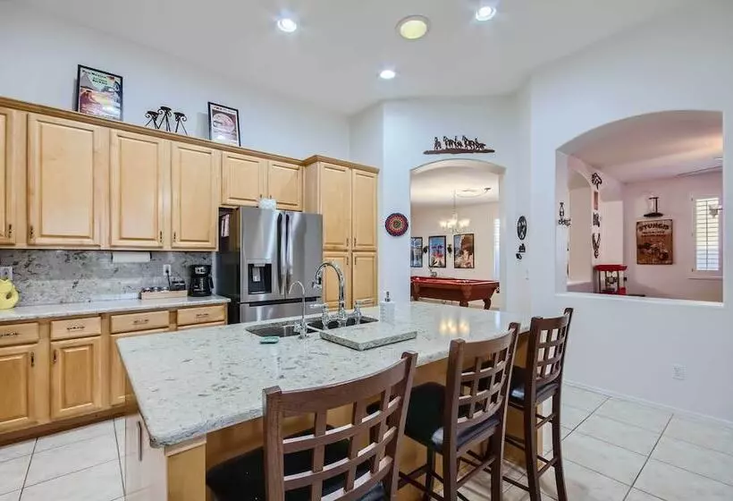 Phoenix Retreat W/ Heated Pool, Gas Grill & Yard!