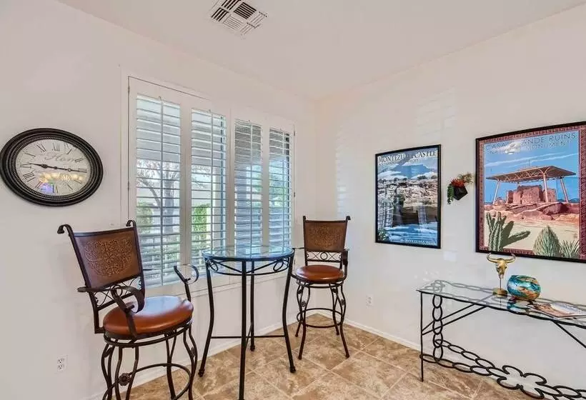 Phoenix Retreat W/ Heated Pool, Gas Grill & Yard!