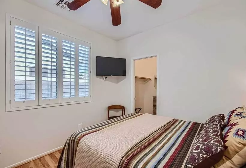 Phoenix Retreat W/ Heated Pool, Gas Grill & Yard!