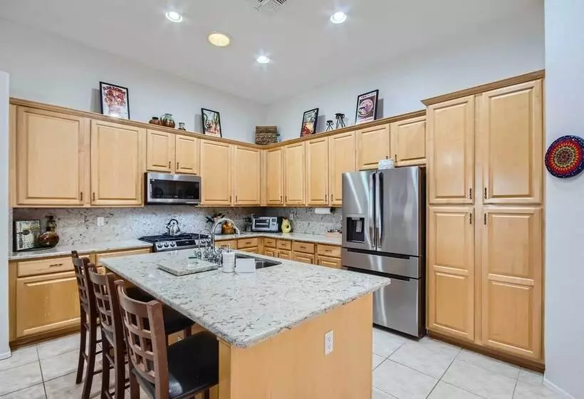 Phoenix Retreat W/ Heated Pool, Gas Grill & Yard!