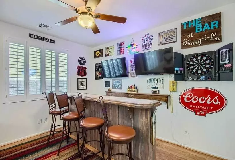 Phoenix Retreat W/ Heated Pool, Gas Grill & Yard!