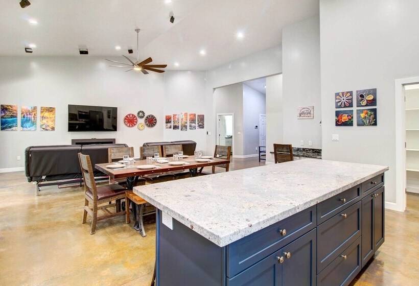 Pinetop Lakeside Home W/ Private Hot Tub & Bar