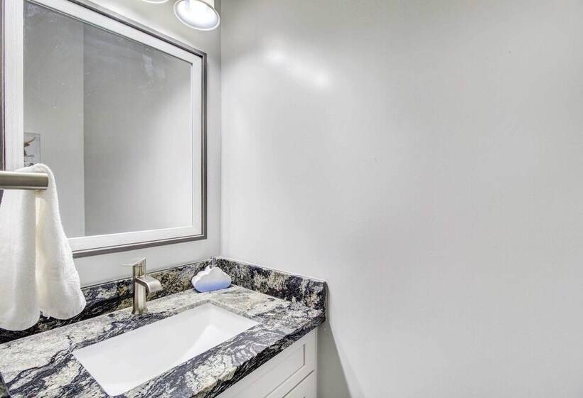 Pinetop Lakeside Home W/ Private Hot Tub & Bar