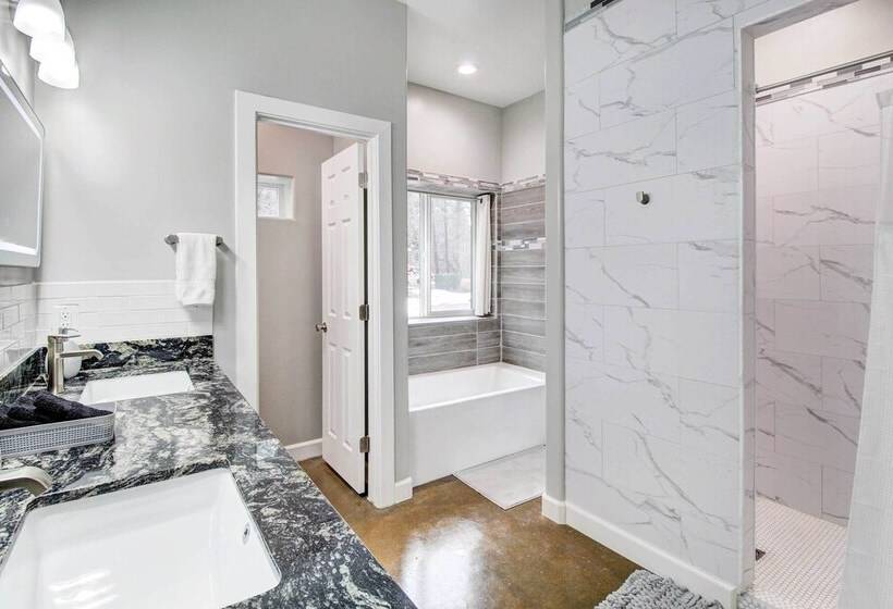 Pinetop Lakeside Home W/ Private Hot Tub & Bar