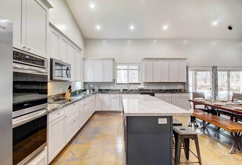 Pinetop Lakeside Home W/ Private Hot Tub & Bar