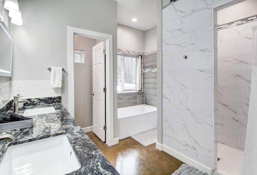 Pinetop Lakeside Home W/ Private Hot Tub & Bar