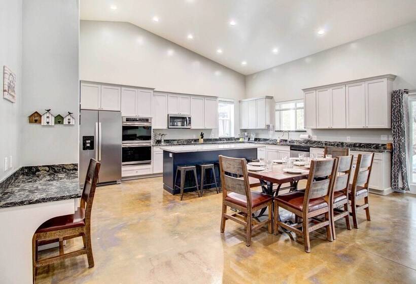 Pinetop Lakeside Home W/ Private Hot Tub & Bar