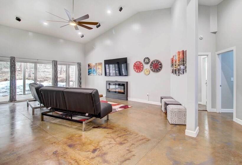 Pinetop Lakeside Home W/ Private Hot Tub & Bar