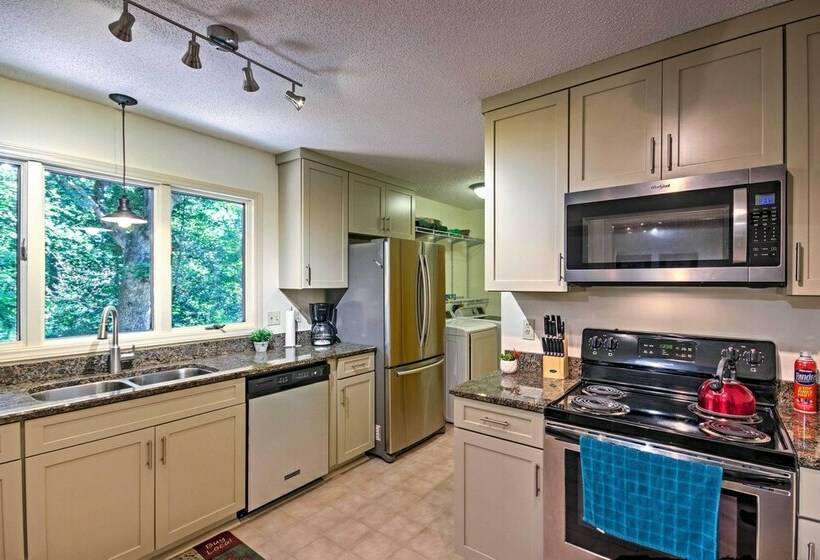 Arden Vacation Rental W/ Private Hot Tub & Grill!