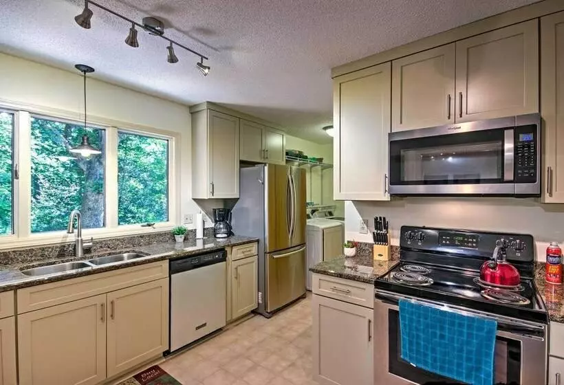Arden Vacation Rental W/ Private Hot Tub & Grill!