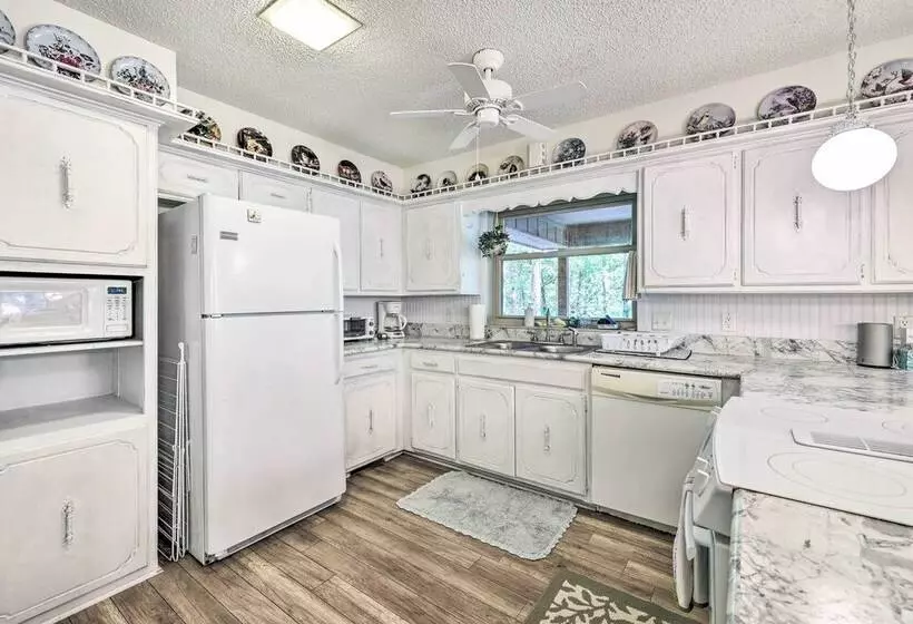 Furnished Deck W/ Views: Hot Springs Cottage