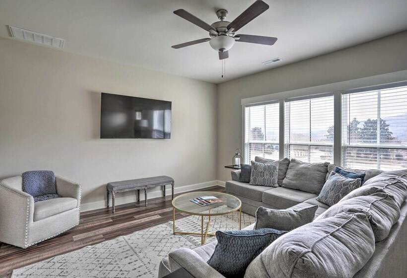 Scenic Mtn Retreat W/ Wooded Backyard + Fire Pit!