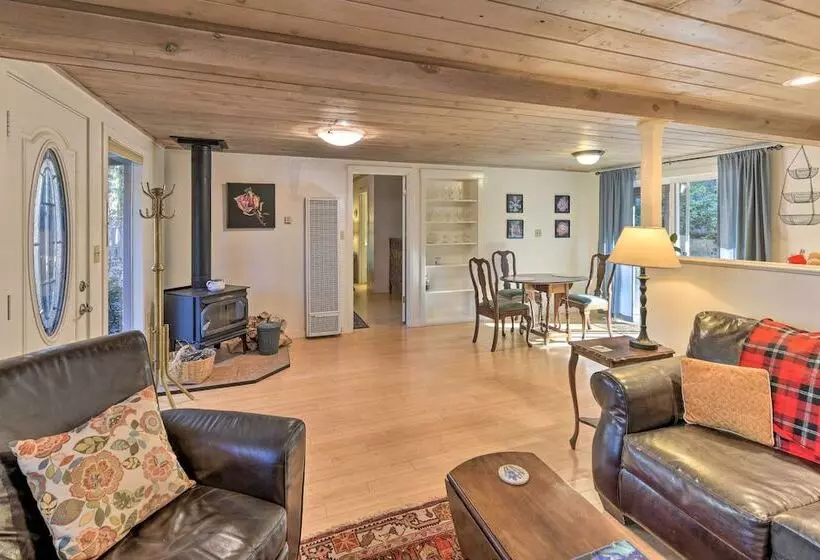 Peaceful Cottage W/ Grill & Yard In Grass Valley!