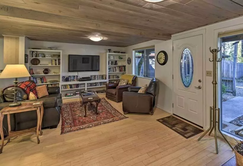 Peaceful Cottage W/ Grill & Yard In Grass Valley!