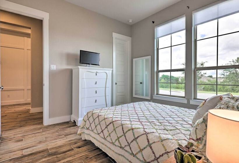 Upscale Austin Area Escape: Families Welcome!