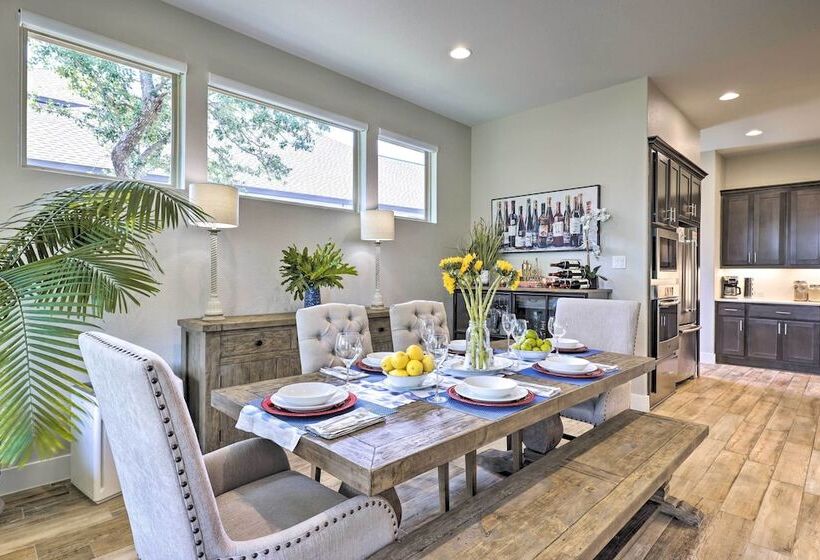 Upscale Austin Area Escape: Families Welcome!
