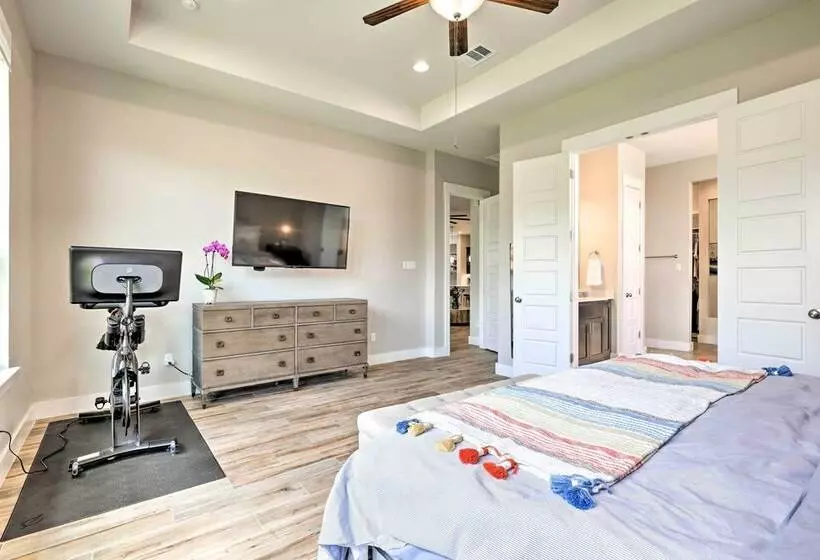 Upscale Austin Area Escape: Families Welcome!