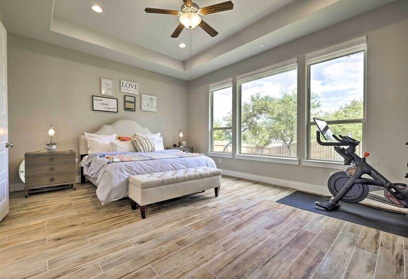 Upscale Austin Area Escape: Families Welcome!