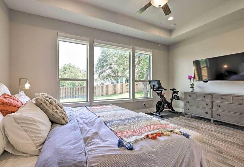 Upscale Austin Area Escape: Families Welcome!