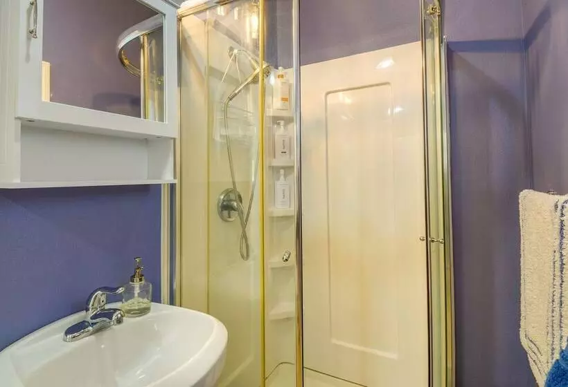 Waterfront Hood Canal Cottage: Steps To The Beach!