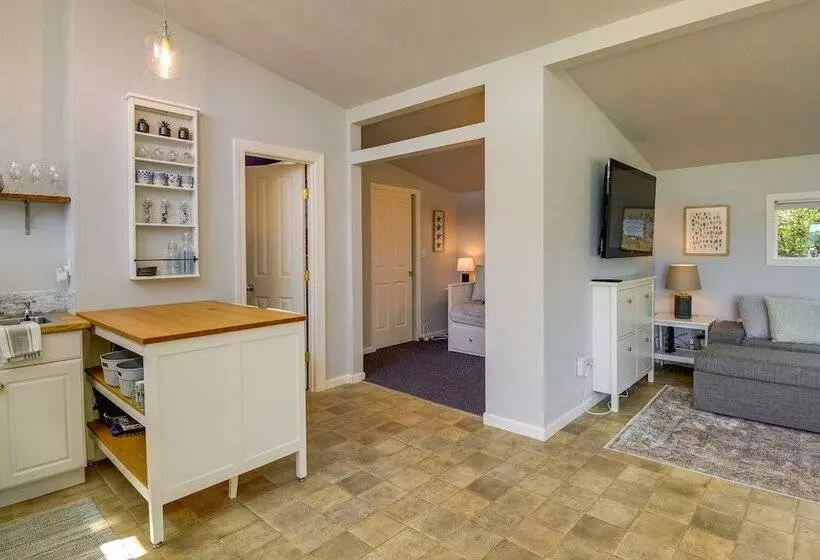 Waterfront Hood Canal Cottage: Steps To The Beach!