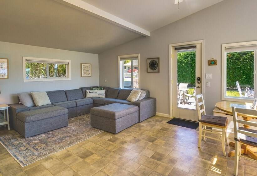 Waterfront Hood Canal Cottage: Steps To The Beach!