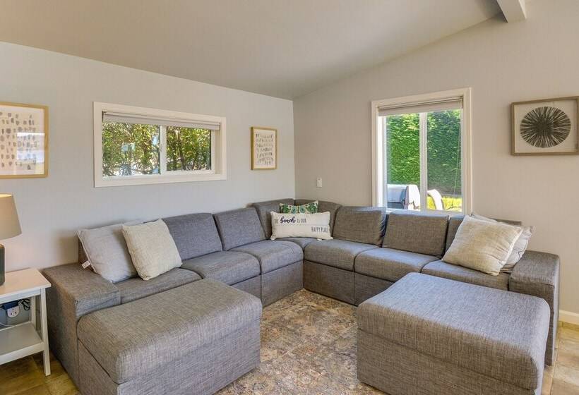 Waterfront Hood Canal Cottage: Steps To The Beach!