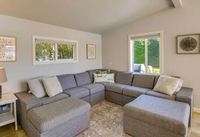 Waterfront Hood Canal Cottage: Steps To The Beach!