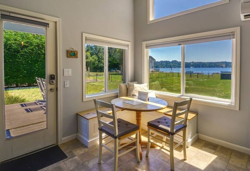Waterfront Hood Canal Cottage: Steps To The Beach!