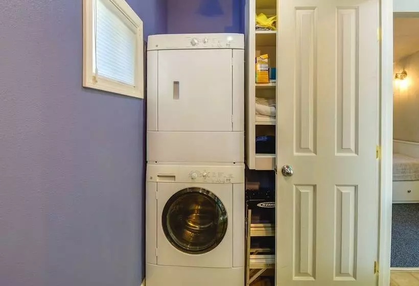 Waterfront Hood Canal Cottage: Steps To The Beach!